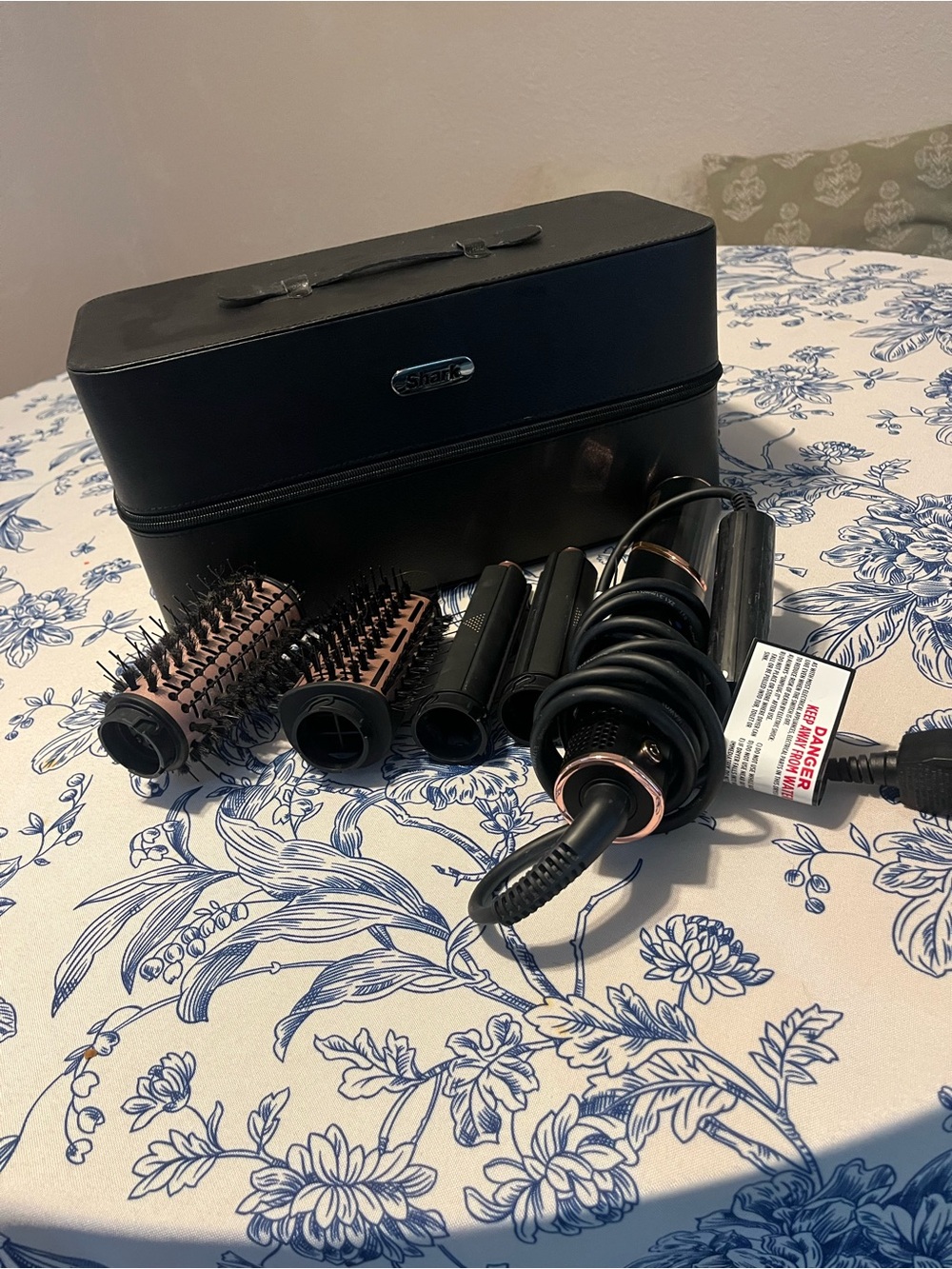 Shark Flexstyle Corded Hot Air Styler with Rose Gold Barrels 4 attachments/case - Picture 3 of 5